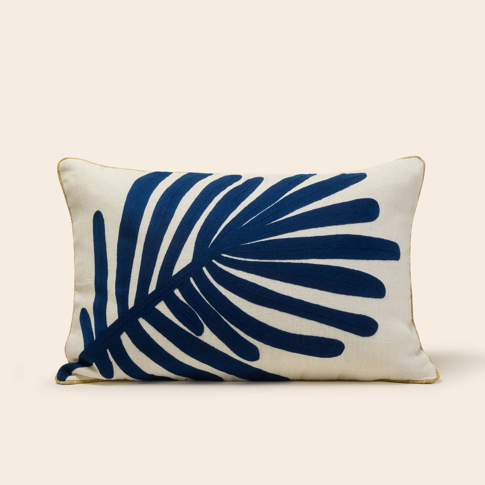 Housse de coussin TROPI écru et indigo élégante broderie feuille palmier
